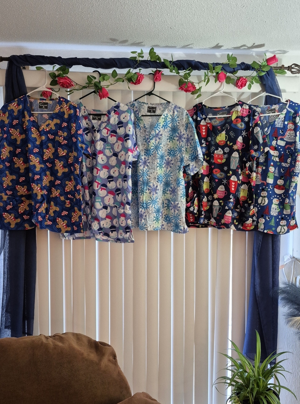 XL SET OF 5.....WOMENS HOLIDAY SCRUB TOPS. GREAT CONDITION.